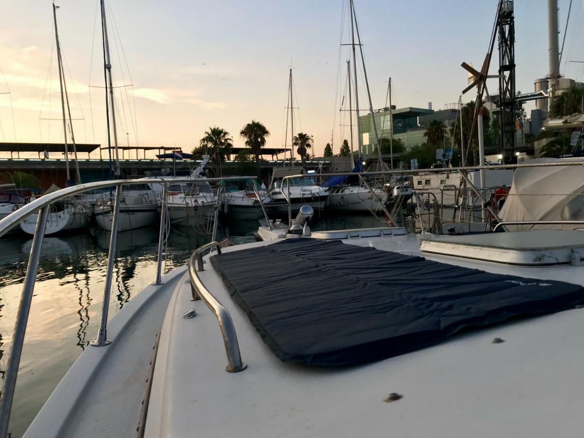 Отель Yacht Experience Barcelona Сан-Адриан-де-Бесос Экстерьер фото