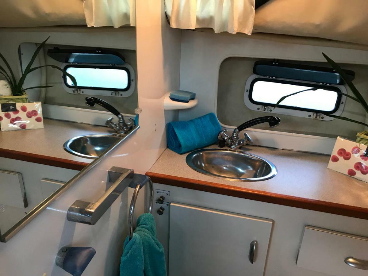 Отель Yacht Experience Barcelona Сан-Адриан-де-Бесос Экстерьер фото